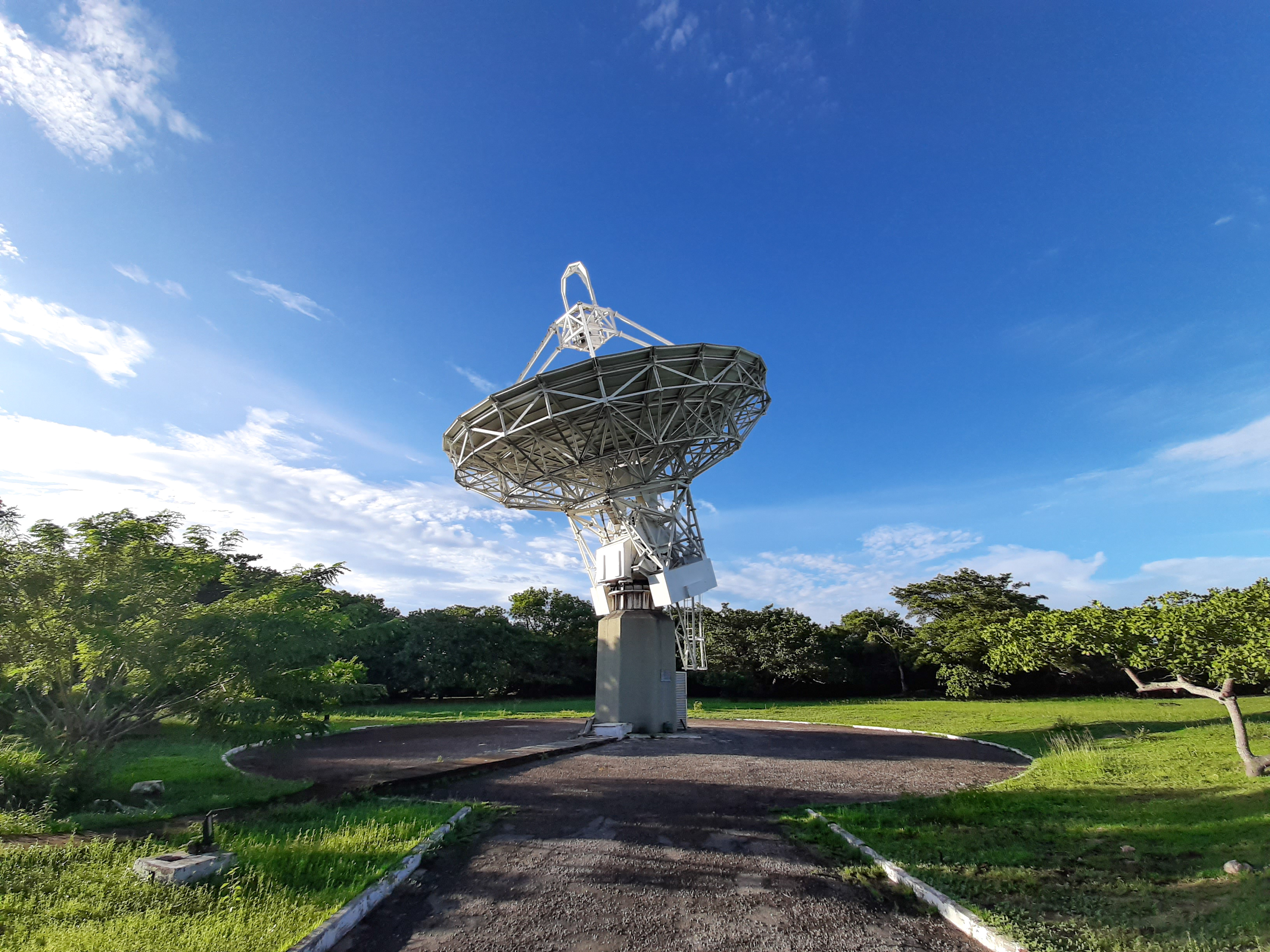 Antena do Rádio Observatório Espacial do Nordeste